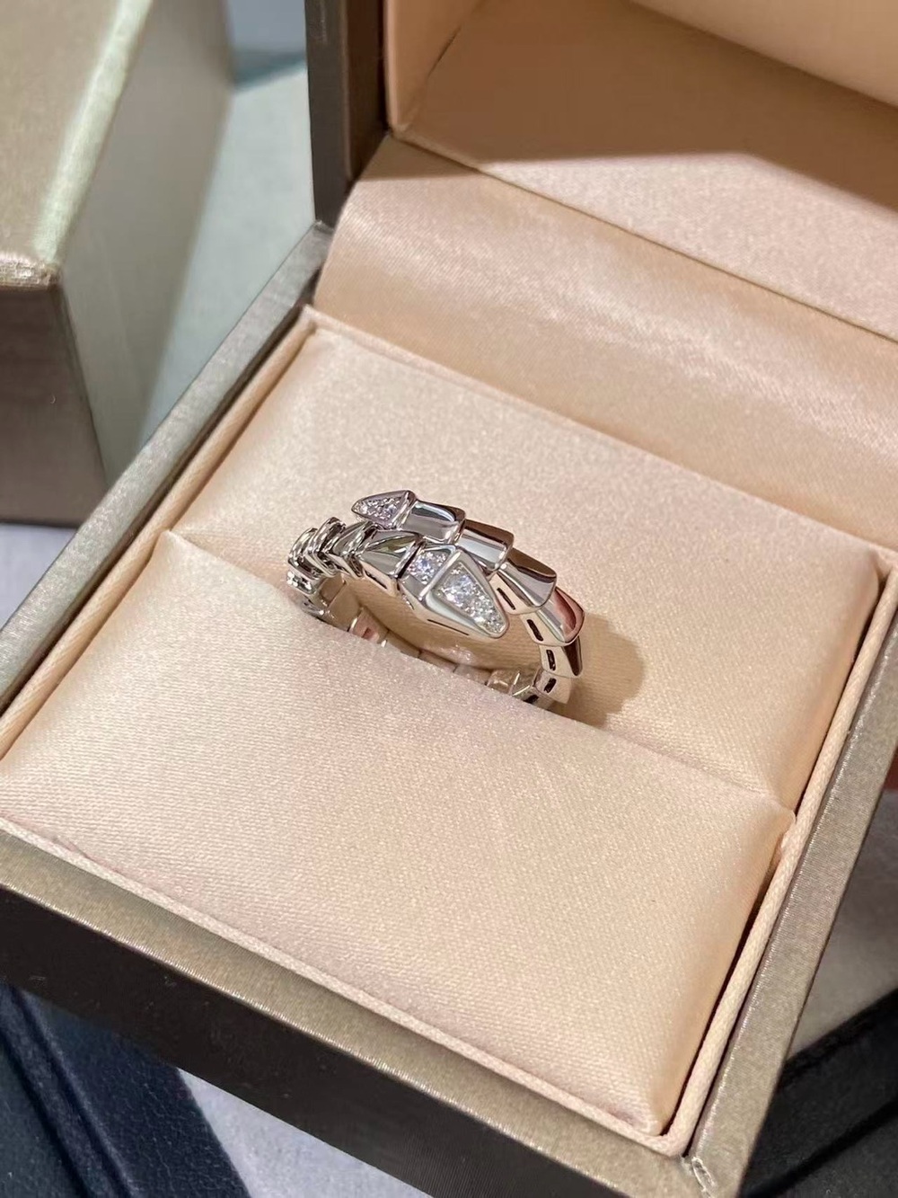 Bvlgari Serpenti Viper ring 18kt white gold with diamonds